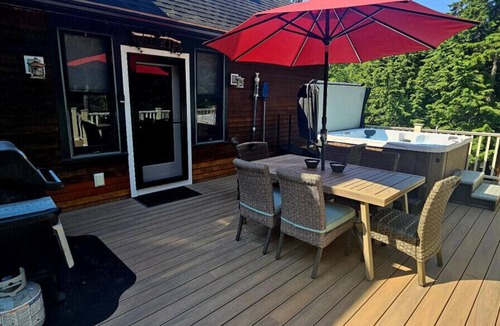 Beaver Cove House | Woods All Around-Direct ATV*Hot Tub*Beach Access*A/C*Pool Table*Washer/Dryer