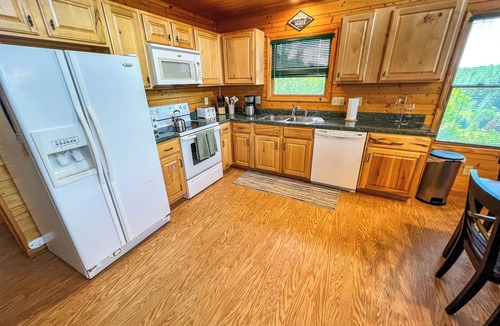 Piney Creek Cabin | Your Cool Escape Starts Here - 3BR/3BA with Hot tub, Game Room, Rvr Access
