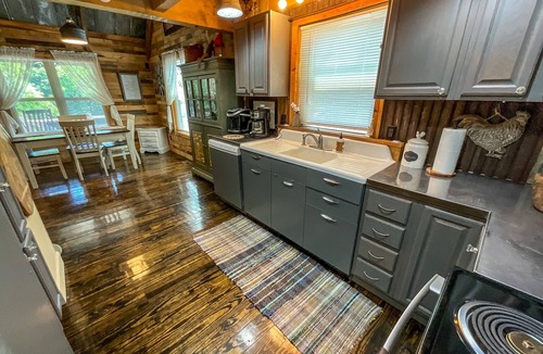 Millers Creek Cabin | Your Cool Escape Starts Here - Riverfront, WiFi, Near BR Parkway