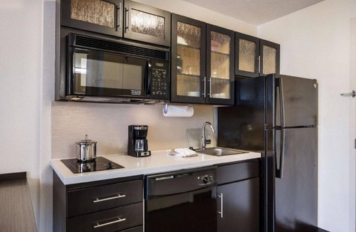 Gwinnett Place Hotel | Your Home Away From Home! Pet-friendly Unit w/Kitchen! Near Webb Bridge Park!