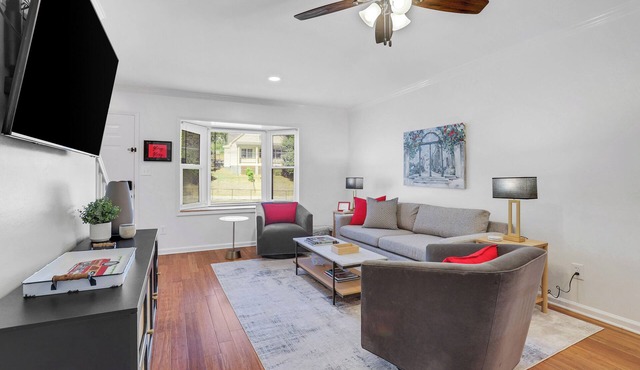0.5 mi UGA Stadium & Campus– 2 BR 2.5 BA Athens Townhome with King, Queen + Twin