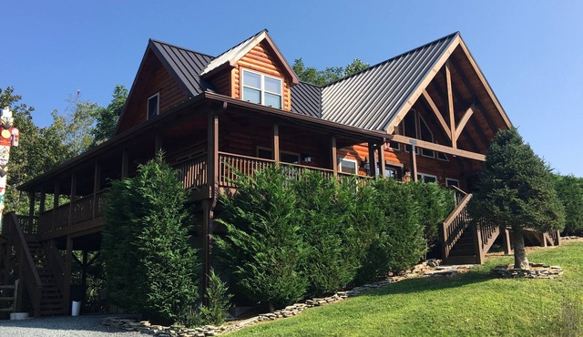 1 Appalachian Sky - Beautiful home with hot tub, amazing views, pool table, theater room!