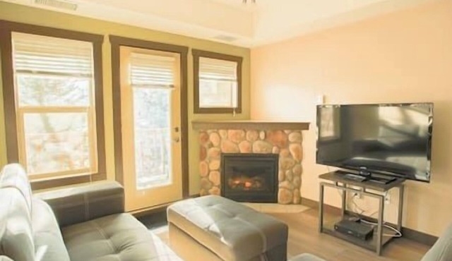 1 BDRM Condo - Great location - Hot tub and pool