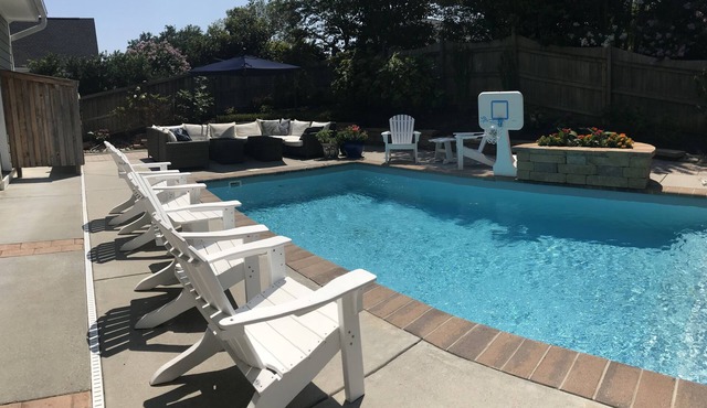 1 block to beach! Custom beach house w/chef's kitchen, private pool, hot tub