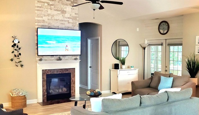 1 King suite 2 queen's bedroom lfamily home great location!