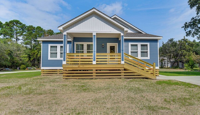 1 Mi to Dtwn Manteo: Dog-Friendly Home w/Deck