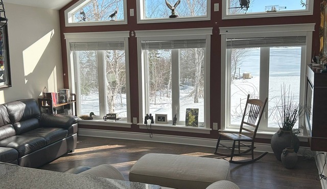 10 acres all to yourself! Escape to our bungalow. Family and Pet friendly.