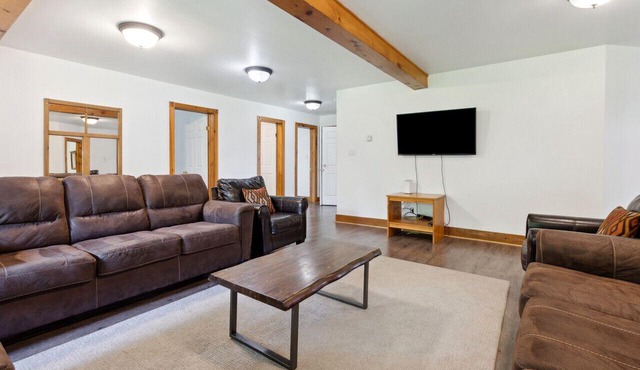10 Bedroom Executive Chalet w/Hot Tub (106 Pilsen Way)