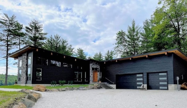 103c carriage · Canoe Landing: Luxury Waterfront Retreat, Hot Tub