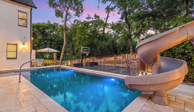 12 South Estate/Walkable/Heated Pool + Hot Tub