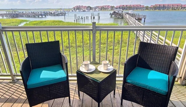 124 Waters Edge! Riverfront Town Home! Screened porch, Community Pool, & Fishing Dock!