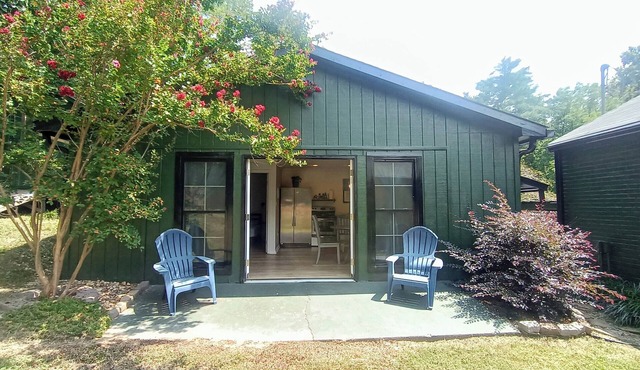 15 minutes from the Nashville scene; enjoy our quiet suite for 2 or group of 4!