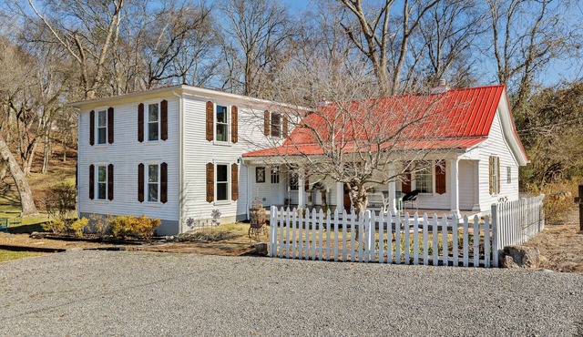 1900 Farmhouse with Luxury Spa Bath, 2 Master Bedrooms, Historic Home