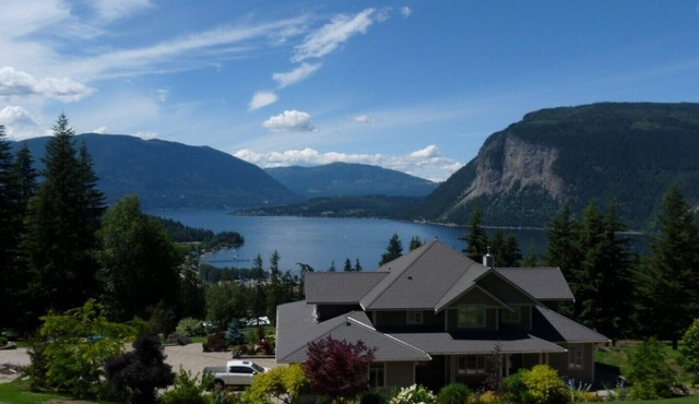 2 Bedroom Carriage House with Panoramic views of Shuswap Lake