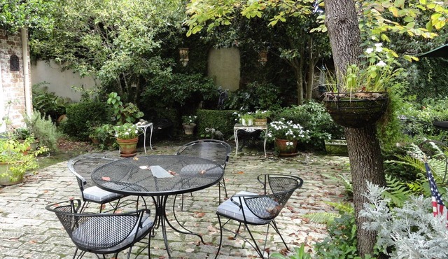 2 Bedroom Cottage in the center of town! Free Parking and Private Courtyard!
