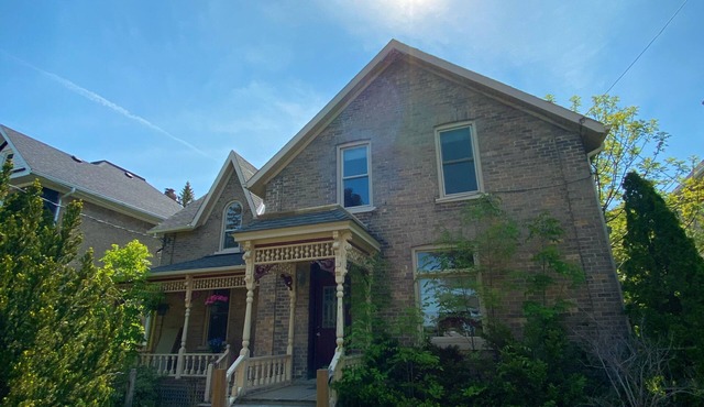 2 Bedroom, Southampton Apartment Near Beach & Downtown