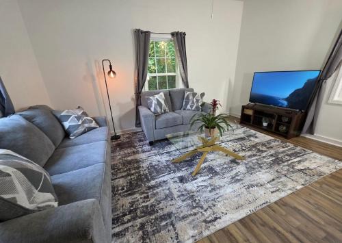 2-BR Modern Home for Families & Work