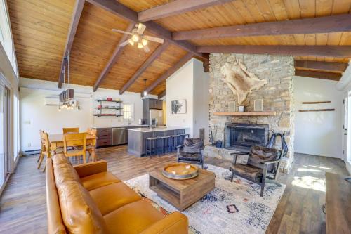 2 Mi to Beech Mtn Resort: Family Home w/Hot Tub!