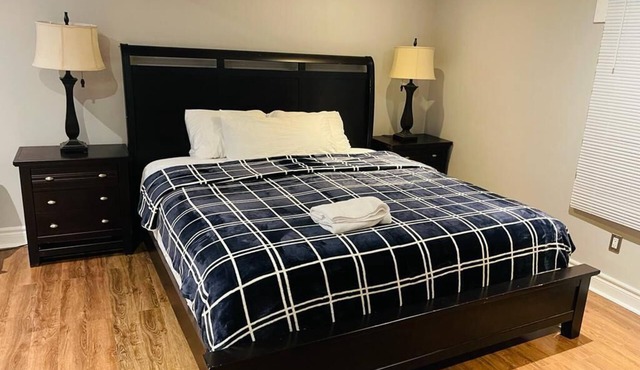 2 minutes to the mall, home away from home, cool neighborhood parks, restaurant.