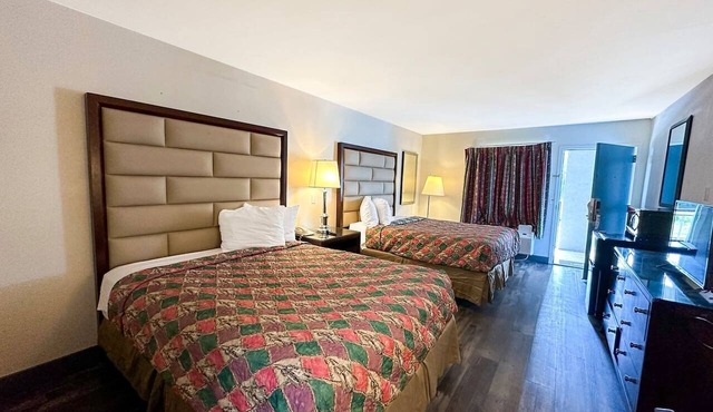 2 Queen Bed Smoking|Ridgeway