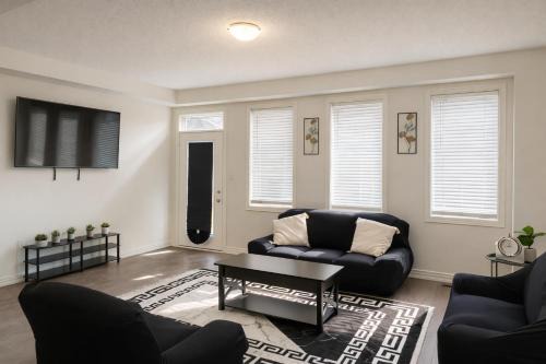 2024 Built 3-Bedroom Cambridge Townhome with Free Parking, WiFi, Full Kitchen, Laundry & Foosball - 8 Mins to African Lion Safari - Great for Families, Groups & Work Stays!