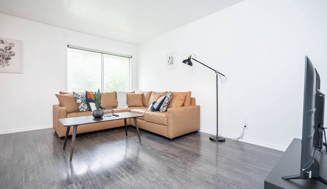 (279)Classy 3 BDR in Quiet Neighbourhood+Parking