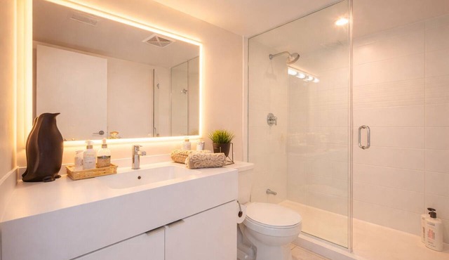 2BR Downtown Toronto Retreat with Free Parking
