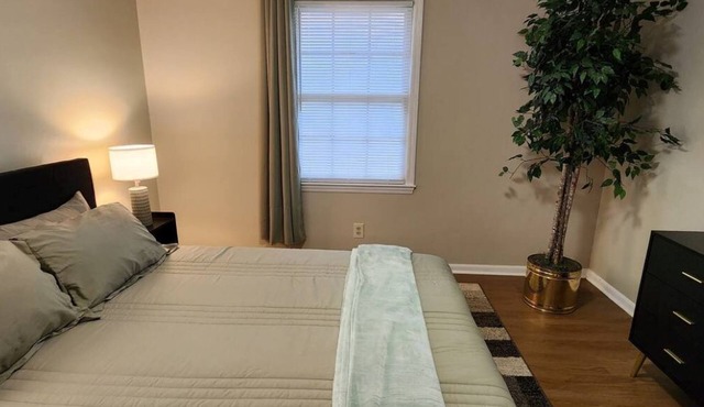2BR Near Sherman College & Shops