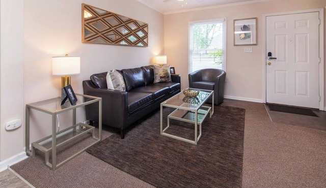 2BR Near Uptown & Airport