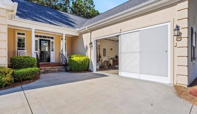 3/2 house on Tara Golf Course in charming McCormick with WiFi, fitness room, AC
