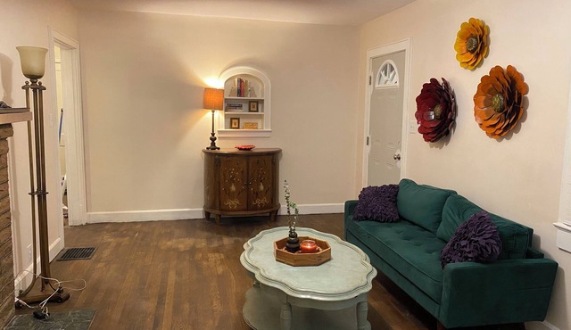 3.3 Miles from Neyland Stadium, 2.8 miles from UT Medical Center