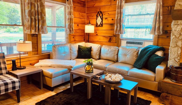 3 bdrm 2 BA cabin with WiFi, AC near Surry, Hopewell, Wakefield& Prince George