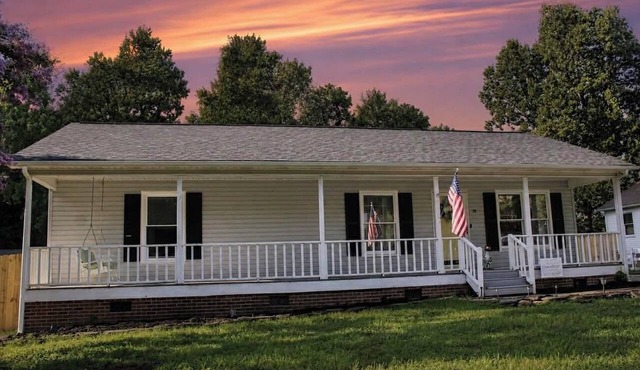 3 bed 3 bath home Fenced in yard King bed