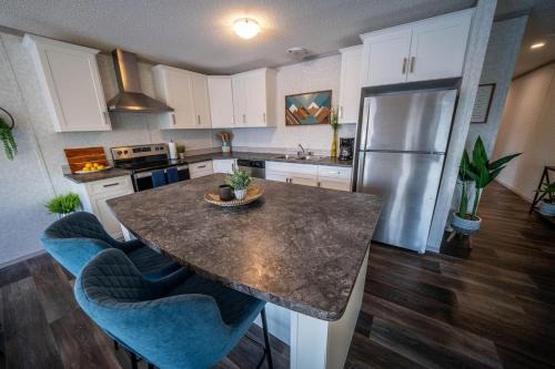 3 Bed Townhouse, Mountain Views, Large Deck, Air Con, Garage