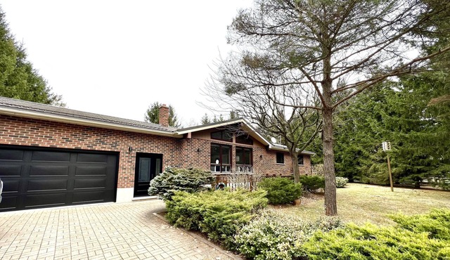 3 Bedroom Bungalow, Walk to the Beach!
