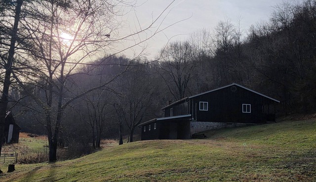 3-bedroom "House on the Creek" in the peaceful countryside!