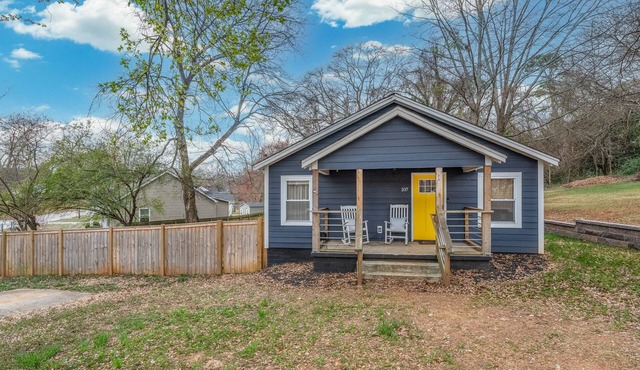 3-bedroom house only minutes from downtown Greenville and Furman. Pet Friendly!