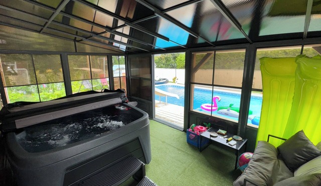 3-bedroom house with pool & hot tub