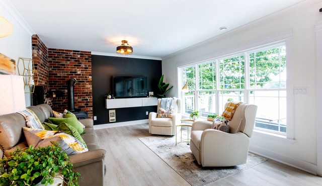 3 Bedroom Lakefront less than 1 hr from Halifax with Hot Tub, WIFI and AC