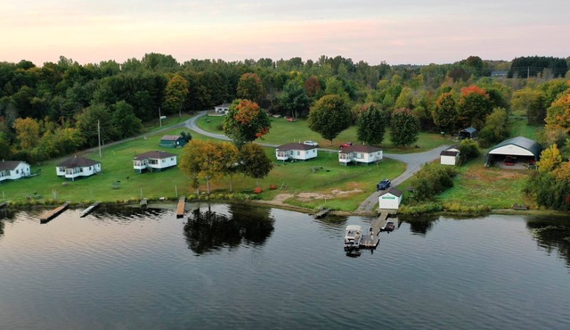 3 bedrooms Cozy Cabin on Westport Ontario, Family and pet friendly !