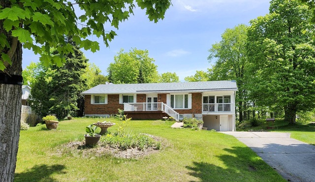 3 minute walk to 11 kms of Sauble Beach and World-Class sunsets!