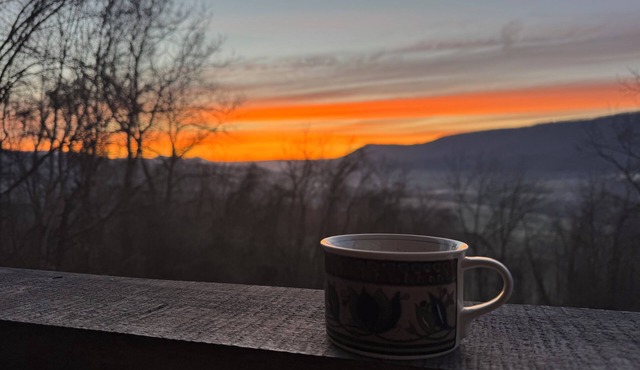 3-room cabin near Blacksburg with cozy charm