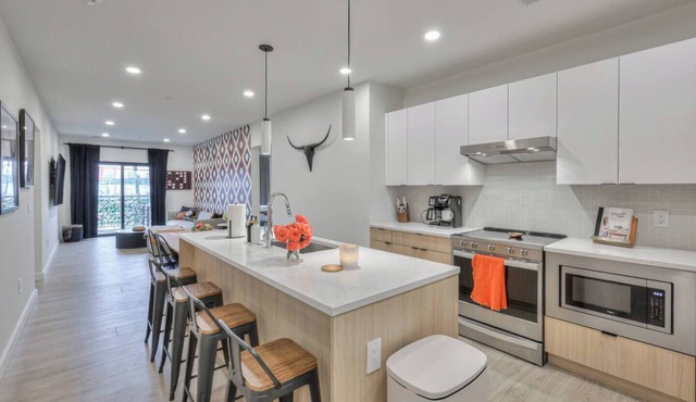 3BR/2BA Lux Condo | Pool |Walk to Broadway (0.8mi)