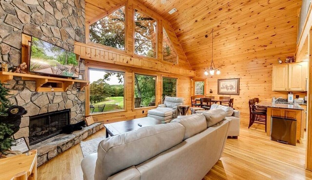 3BR Helen cabin with hot tub, mountain views, and easy downtown access.