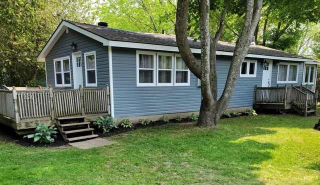 4 Bedroom Cottage - steps to beautiful Southampton Beach