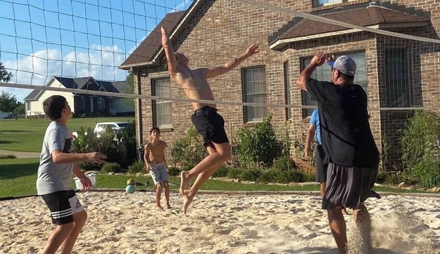 4-bedroom house with pool and sand volleyball court 1 mile from Gardner Webb