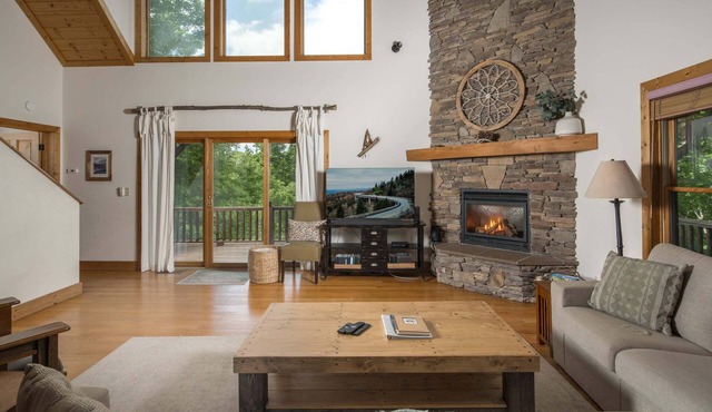4 BR Home with Grandfather Mountain Views, Hot Tub, Game Room & Spacious Decks