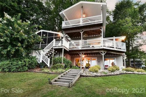 4-BR Lakefront Home with amazing views