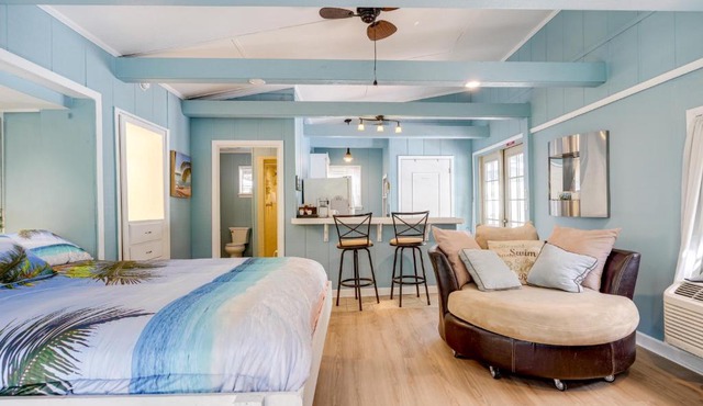 4 Mi to Downtown Chattanooga: Vibrant Studio