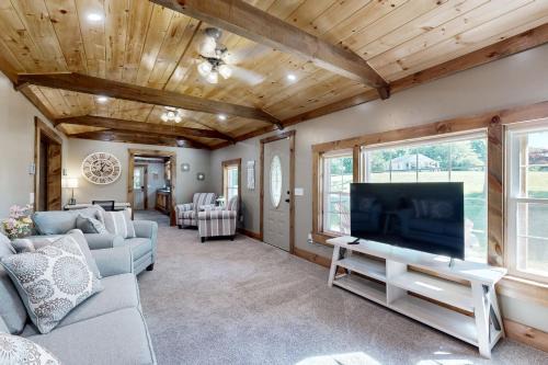 4 Mi to Dtwn Morganton! Family Retreat w/Patio